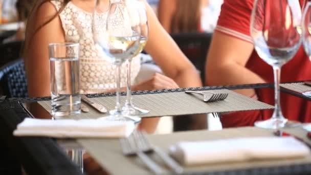 Číšník se podává slavnostní stůl. Pár v restauraci. Pití vína — Stock video