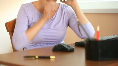 Terli koltuk altı kadınla. Office çalışma yerinde oturan ve terleme kız