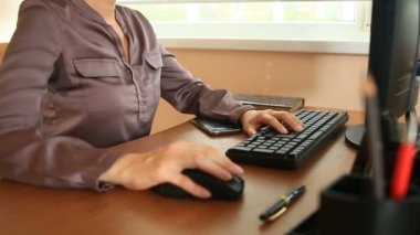 Terli koltuk altı kadınla. Office çalışma yerinde oturan ve terleme kız