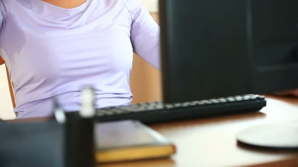 Женщина с потными подмышками. Девушка сидит на рабочем месте в офисе и потеет — стоковое видео