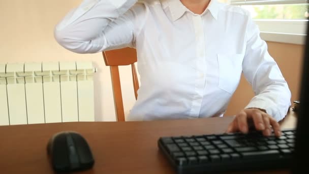 Woman with sweaty armpits. Girl sitting at the working place in office and sweating — Stock Video
