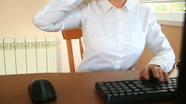 Frau mit verschwitzten Achseln. Mädchen sitzt am Arbeitsplatz im Büro und schwitzt — Stockvideo