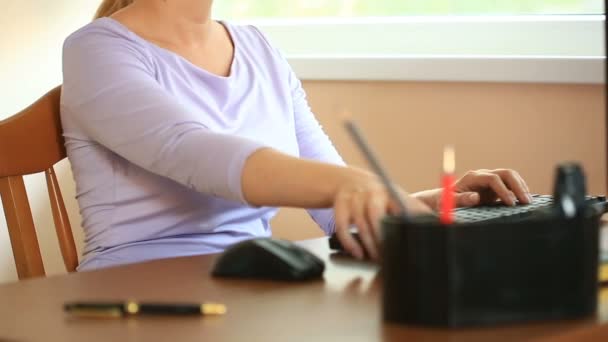 Femme aux aisselles moites. Fille assise sur le lieu de travail dans le bureau et la transpiration — Video