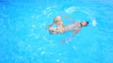 Bir adam bir havuzda su ile mavi su altında yüzüyor. Yukarıdan görüntülemek.