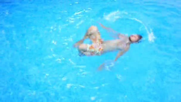 Un homme nage sous l'eau dans une piscine avec de l'eau bleue. vue d'en haut . — Video