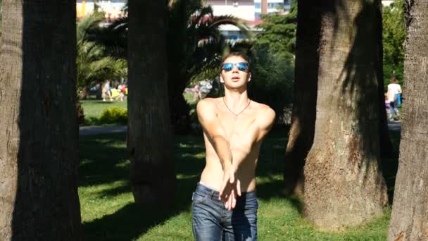 Un joven feliz con un torso desnudo bailando ballet moderno y masturbándose en un parque de verano. lento-mo — Vídeos de Stock