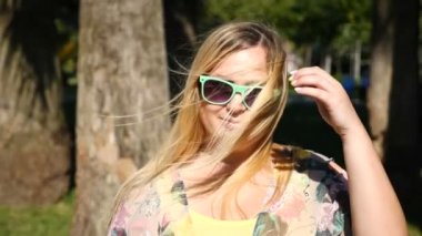 Modern bale ve wacking bir yaz Park'ta dans genç mutlu kız. uyuşuk