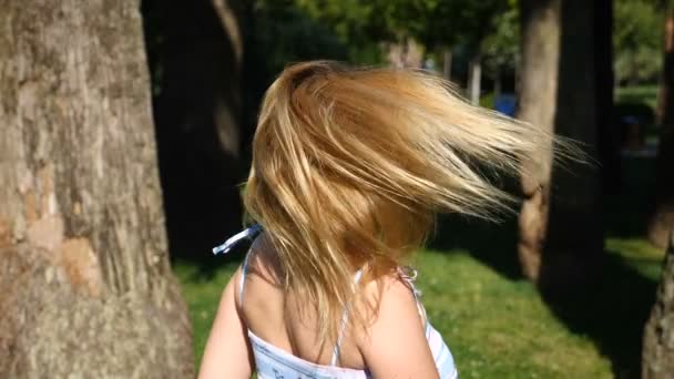 Uma jovem menina feliz dançando balé moderno e wacking em um parque de verão. Devagar. — Vídeo de Stock