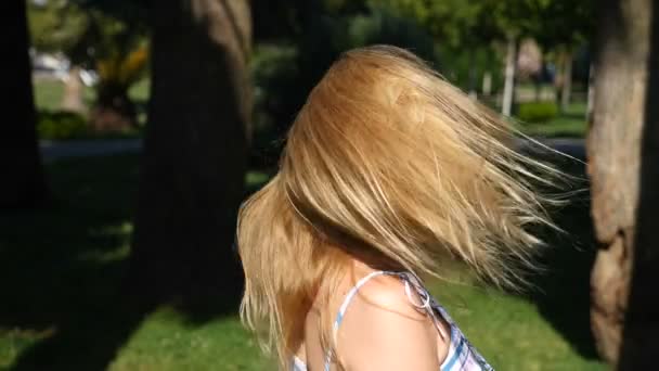 Una joven chica feliz bailando ballet moderno y masturbándose en un parque de verano. lento-mo — Vídeos de Stock