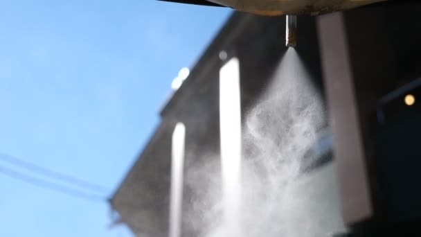 Sistema de refrigeração na rua. Pulverizando um vapor frio de perto. Movimento lento — Vídeo de Stock