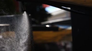 Soğutma sistemi sokakta. Bir soğuk püskürtme Buhar kadar yakın. Ağır çekim