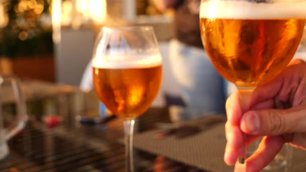 Şarap gözlük ile alkol yakın çekim. Ağır çekim. Bira tadımı — Stok video