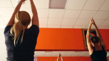 Grup yoga pratik fitness salonunda. Yoga sınıfı.