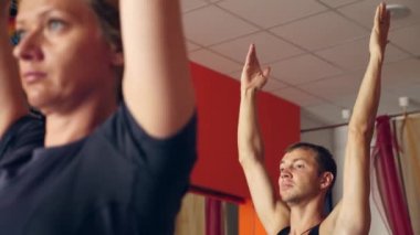 Grup yoga pratik fitness salonunda. Yoga sınıfı.