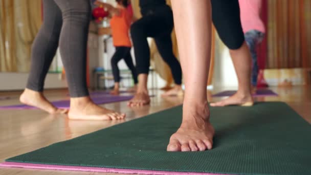 Práctica de yoga en grupo en gimnasio. Clase de yoga . — Vídeos de Stock