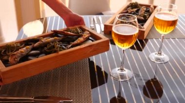 Sahil Restoran. Taş ve bira tadımı üzerinde balık. Ağır çekim. yakın çekim