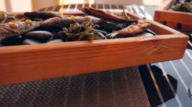 Sahil Restoran. Taş ve bira tadımı üzerinde balık. Ağır çekim. yakın çekim