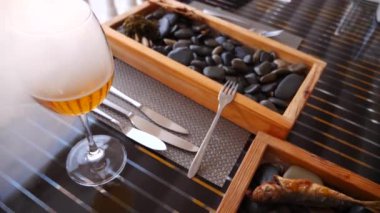 Sahil Restoran. Taş ve bira tadımı üzerinde balık. Ağır çekim. yakın çekim