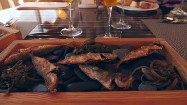 Restaurant am Meer. Fisch auf den Felsen und Bierverkostung. Zeitlupe. Nahaufnahme — Stockvideo