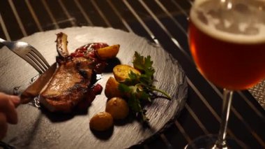 Sahil Restoran. Bir kadın et yiyor ve bir restoranda bira içiyor. Ağır çekim. yakın çekim