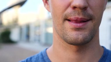 adam ağzındaki yaralar dokunarak. uçuk. dudak tedavisi