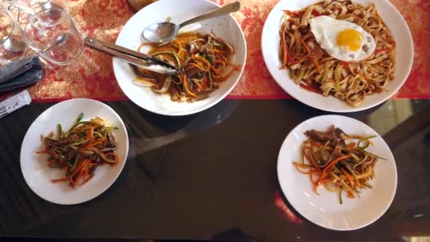 La gente mangia cibo cinese in un ristorante cinese. primo piano. Rallentatore — Video Stock