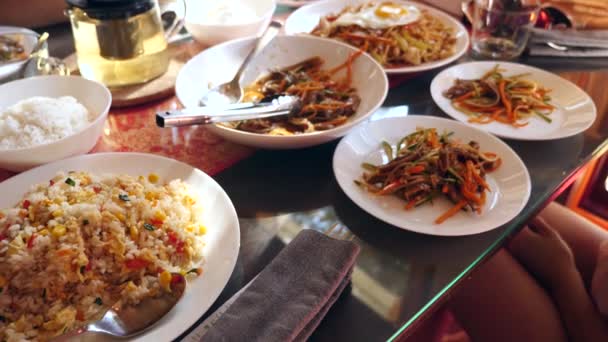 La gente come comida china en un restaurante chino. Primer plano. Movimiento lento — Vídeos de Stock