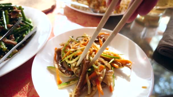 La gente mangia cibo cinese in un ristorante cinese. primo piano. Rallentatore — Video Stock
