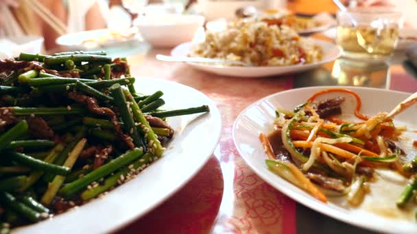 La gente come comida china en un restaurante chino. Primer plano. Movimiento lento — Vídeo de stock