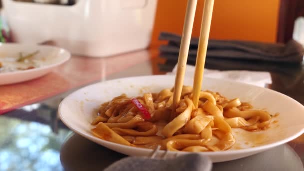 La gente mangia cibo cinese in un ristorante cinese. primo piano. Rallentatore — Video Stock