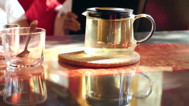 Tjej dricker te och ser menyn i en kinesisk restaurang. Slow motion — Stockvideo