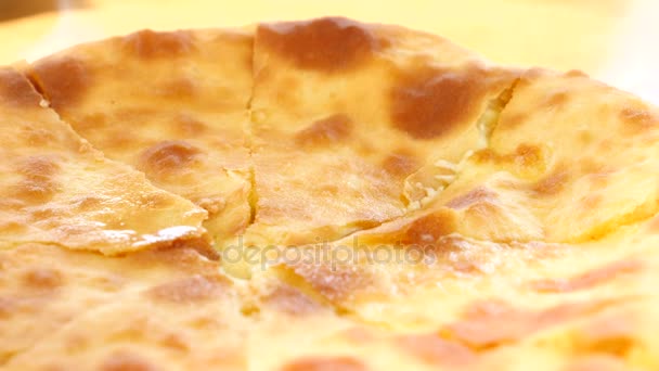 Khachapuri megruli georgiani con formaggio. Qualcuno prende un pezzo di khachapuri da un piatto. — Video Stock