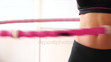 Ağır çekim. Kadın halahup dönüyor. Karın ve iki ciltte hareketlerinin yakın çekim.