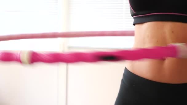 Slow motion. The woman is spinning halahup. Close-up of the movement of the skin on the abdomen and sides. — Stock Footage Slow motion. The woman is spinning halahup. Close-up of the movement of the skin on the abdomen and sides. Stock Footage