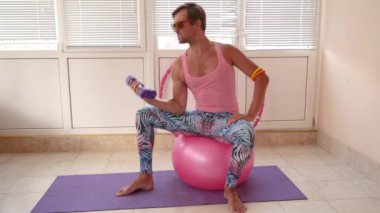 Pembe tişört ve mavi tozluk oynak bir yakışıklı adam bir kız tasvir fitness devreye girer. Ağır çekim