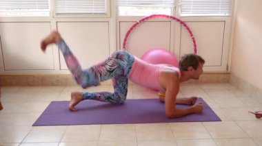 Pembe tişört ve mavi tozluk oynak bir yakışıklı adam bir kız tasvir fitness devreye girer. Ağır çekim