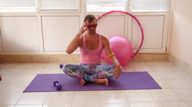 Pembe tişört ve mavi tozluk oynak bir yakışıklı adam bir kız tasvir fitness devreye girer. Ağır çekim