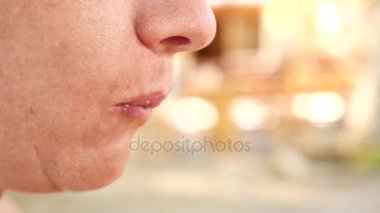 Yakın çekim çatal gıdalardan çiğneme bir kadın. profil. Ağır çekim