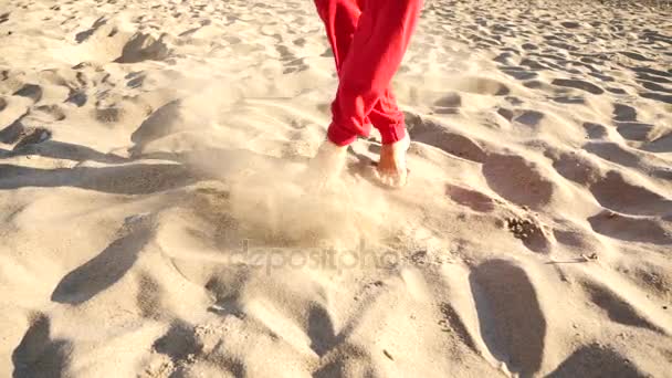 Un giovane ragazzo felice che balla balletto moderno e si masturba su una spiaggia di sabbia sullo sfondo del mare. Lentamente. — Video Stock