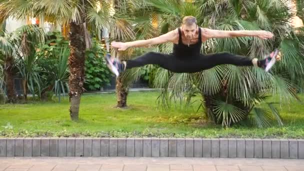 夏の公園でモダン ・ バレエと wacking を踊る若い幸せな男。スローモーション — ストック動画