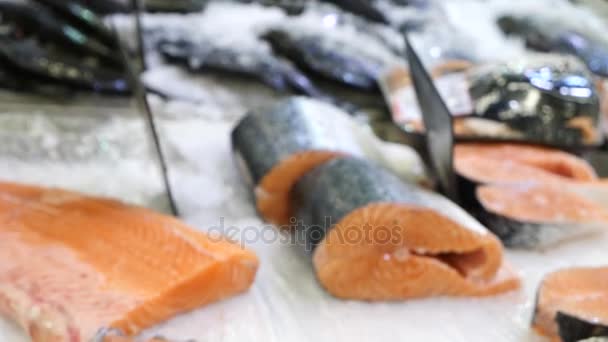 食品市場でカウンターに新鮮な生の魚介類。スローモーション. — ストック動画