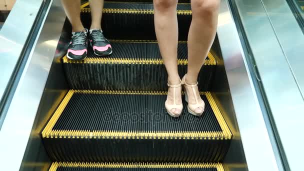 Pasos en movimiento de la escalera mecánica. La gente se mueve en una escalera mecánica, cámara lenta . — Vídeo de stock