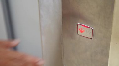 Asansör düğmesine basın. El asansör düğmesine basar. Ağır çekim