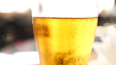 Bir kupa bira kapatın. 4 k. ağır çekim, bira hava kabarcıkları Yavaşça kalk.