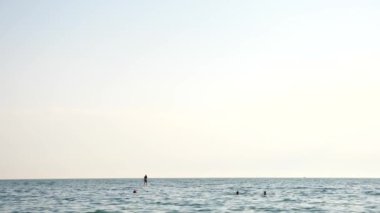 Motorlu tekne tekne, denize, yamaç paraşüt deniz, deniz resort, entertainmen. 4k, ağır çekim