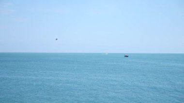 Motorlu tekne tekne, denize, yamaç paraşüt deniz, deniz resort, entertainmen. 4k, ağır çekim