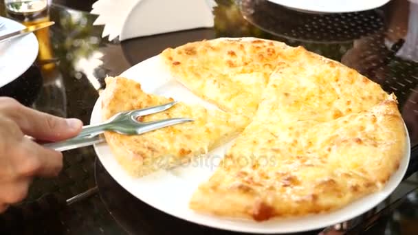 Georgian khachapuri megruli with cheese. Someone takes a piece of khachapuri from a plate. Slow motion — Stock Video
