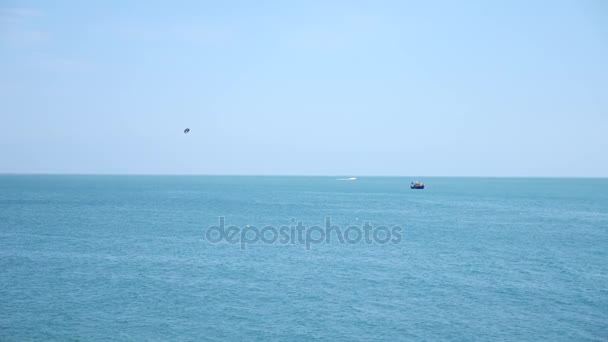 Barco a motor, parapente sobre el mar, paracaídas sobre el mar, balneario, animadores. 4k, cámara lenta — Vídeos de Stock