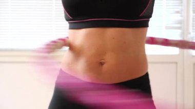 Ağır çekim. Kadın halahup dönüyor. Karın ve iki ciltte hareketlerinin yakın çekim.