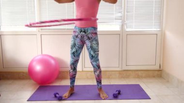 Pembe tişört ve mavi tozluk oynak bir yakışıklı adam bir kız tasvir fitness devreye girer. Ağır çekim